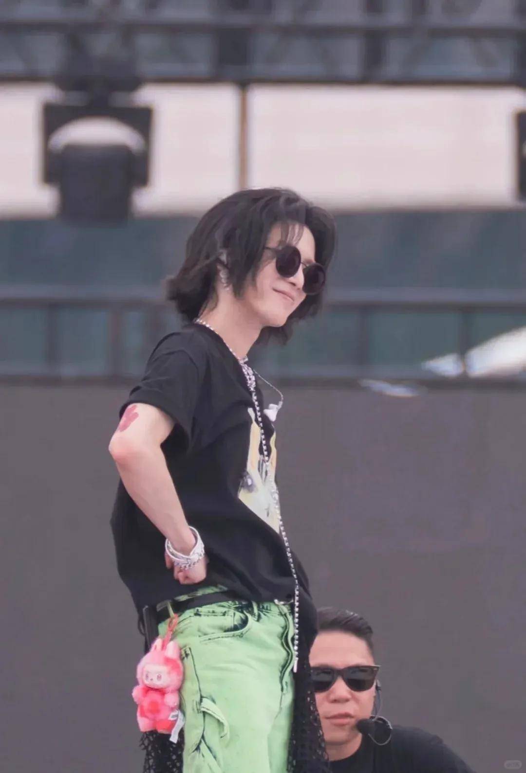 杨幂把钥匙扣扎在马尾上，瞬间实现满39减20！