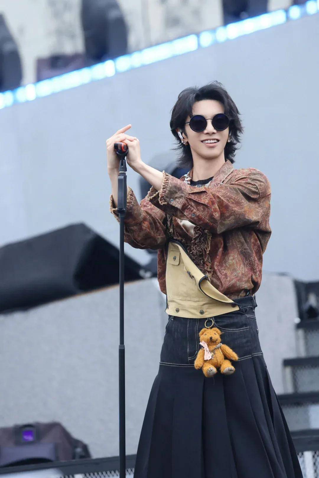 杨幂把钥匙扣扎在马尾上，瞬间实现满39减20！