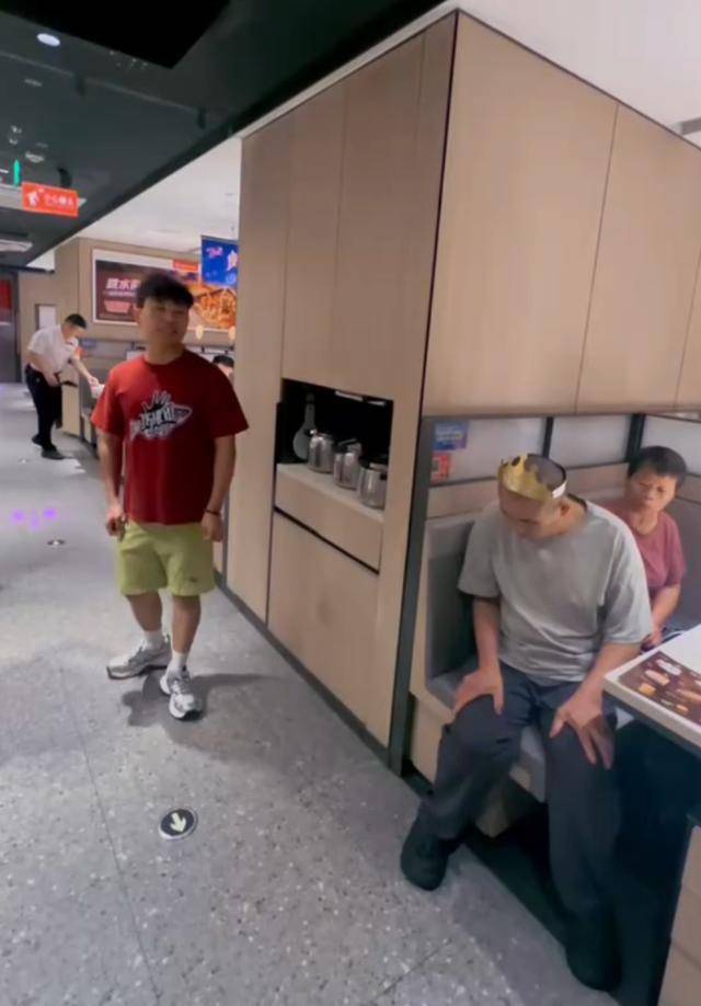 小伙在火锅店给父亲庆生 讲话、磕头引关注 回应质疑：没有提前策划