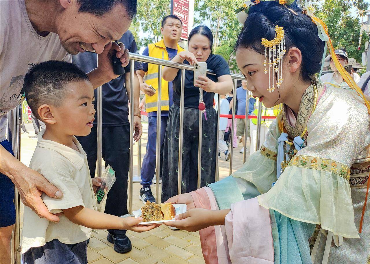 重388斤!500人排队挑战超级大月饼