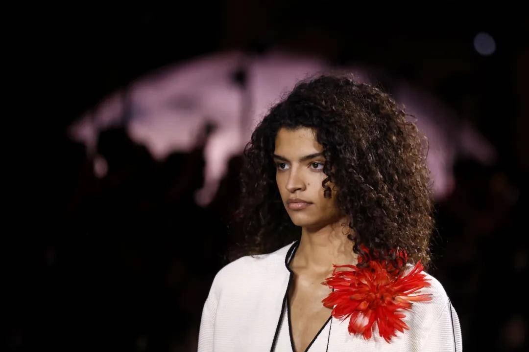 周迅、窦靖童、刘雯、井柏然同框围观香奈儿的新秘密