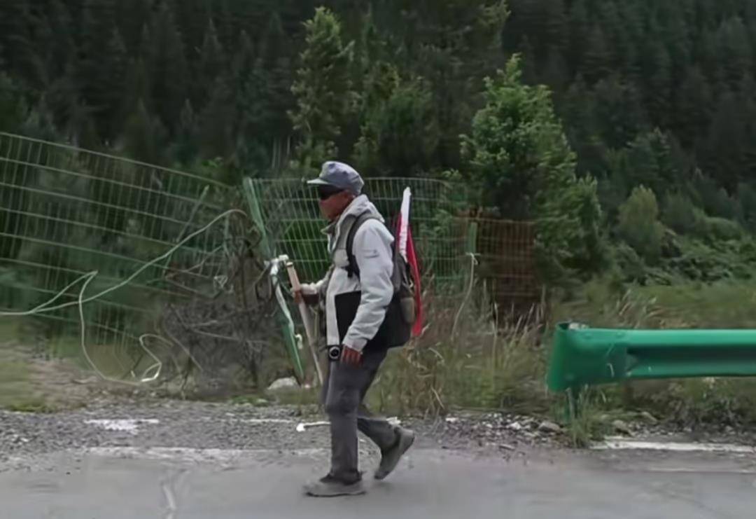 香港七旬老人重走长征路即将抵达终点，已走了246天约6000公里，朋友：看到各地的发展，他感觉震撼和自豪