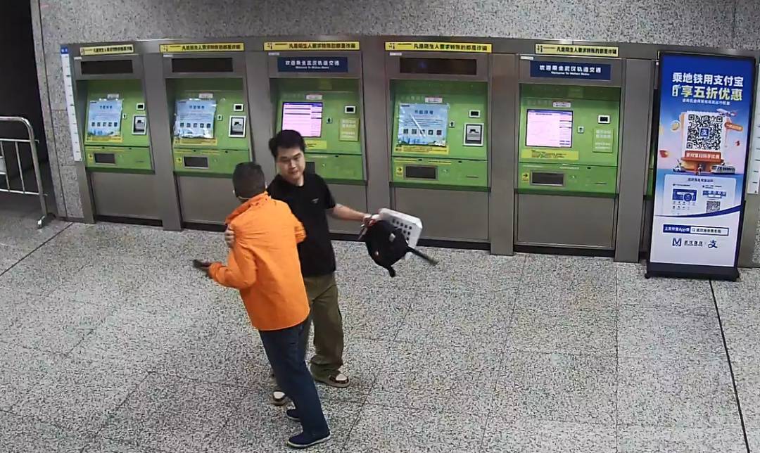 武汉一辅警陪妻儿逛街吃饭，突然消失！离开前对妻子说了一句话